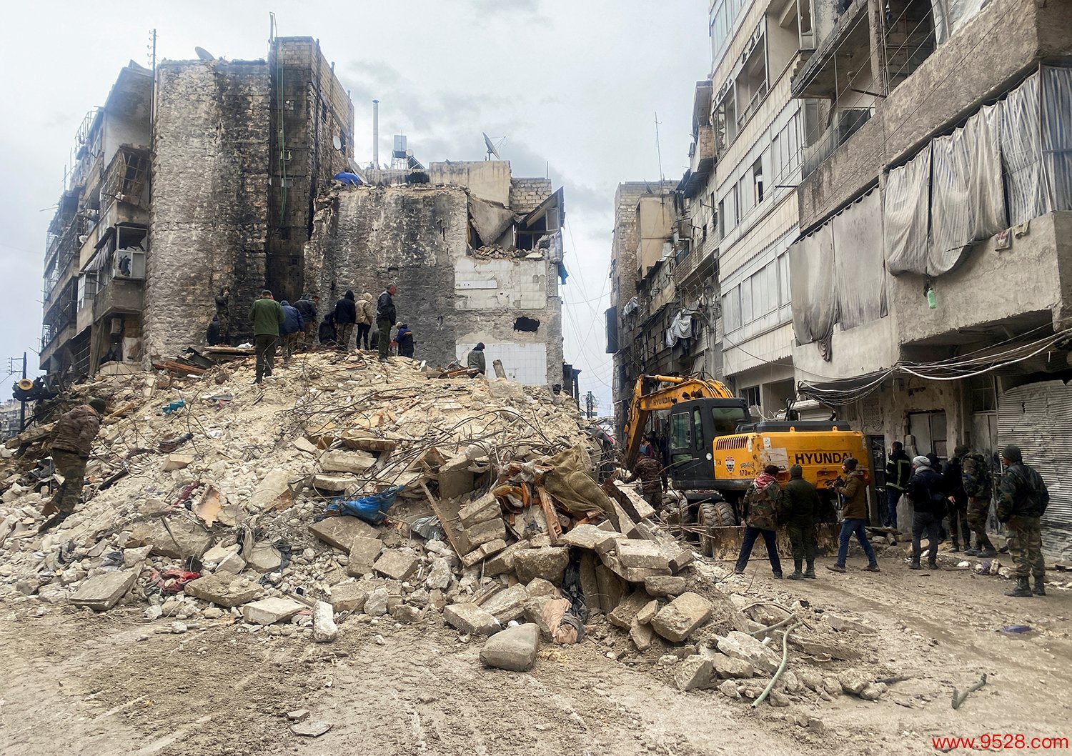 热烈地震已导致叙利亚全境朝上1500东谈主遭难，上千东谈主受伤 图自澎湃影像
